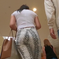 Candid brunette babe with a nice ass in snake skin print leggings at the mall Street7.mp4-2022-08-14-09h08m22s403.jpg