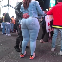 Plump booty in jeans