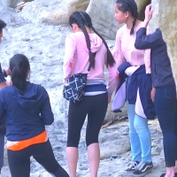 Couple of pretty candid Asian sisters at the beach in leggings and tight jeans AsianSisters.mp4-2025-08-17-07h54m53s070.jpg