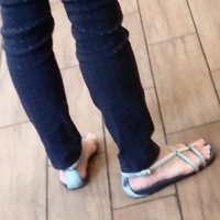 Candid legs and feet...._4C7EBCB.jpg