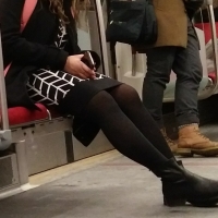 candid legs and feet...._8DF4590.jpg
