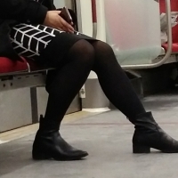 candid legs and feet...._71F1B32.jpg