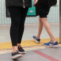 candid legs and feet...._88172E8.jpg