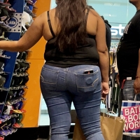 Chunky candid Latina babe in tight jeans Maliropen - Puta creep - 0102fab48b0f-11d6-4fe_0102.jpg