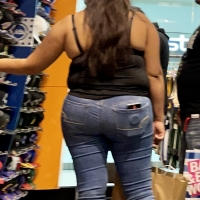 Chunky candid Latina babe in tight jeans Maliropen - Puta creep - 0056384134ba-da4b-437_0056.jpg