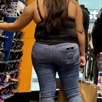 Chunky candid Latina babe in tight jeans Maliropen - Puta creep - 002755fa6a7f-9bd2-472_0027.jpg