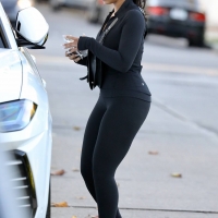 Lori Harvey candid looking sexy in leggings and a sports bra after pilates 01.jpg