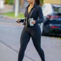 Lori Harvey candid looking sexy in leggings and a sports bra after pilates 03.jpg