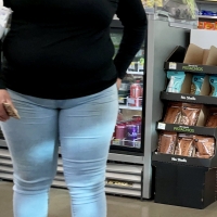 Thick candid girl in jeans with a fupa Maliropen - Puta creep - 0055149309ec-723f-465_0055.jpg