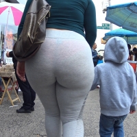 Sexy candid girls in leggings NYCandids-337-da-heights.Movie_Snapshot.jpg