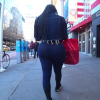 Round booty in blue leggings