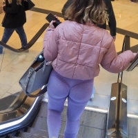 Candid sexy girl in purple Gymshark leggings with a hungry ass Purple.mp4-2023-08-24-17h50m26s415.jpg