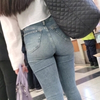 Candid Asian babe with a delicious ass in tight jeans at the airport AirportAsnCheeks.mp4-2023-09-01-07h33m37s498.jpg