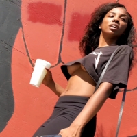 Sexy ebony under boob