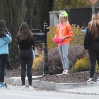 JoJo Siwa greets her fans outside her home 07.jpg