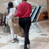 Candid blonde babe at the mall with a round plump booty in leggings vid_367.mkv-2022-09-18-08h21m43s933.jpg