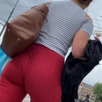 Jiggly PAWG in red leggings