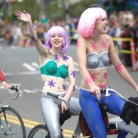 Sexy girls of Fremont Solstice Parade 2017 (part 2) 004_145.jpg