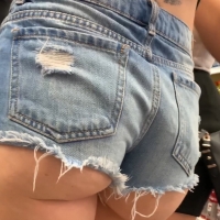 Tattooed hottie showing cheeks