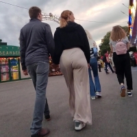 Big booty in pants (4k)