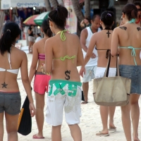 Candid beach and bikini girls 1552068329_8de36be3a9_o.jpg
