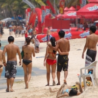 Candid beach and bikini girls 4565936703_842c9af093_o.jpg