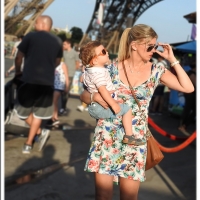 candidsexystreet_37016143906_Left holding the baby¡.jpg