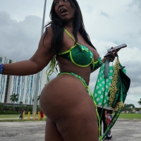 Round jiggly ass