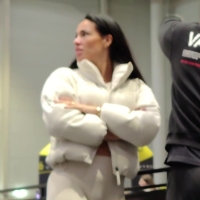 Candid sexy fit brunette girl with a nice ass in white leggings at an expo salocaps47.mp4-2026-10-21-12h05m31s011.jpg