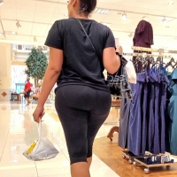 Big booty at the mall
