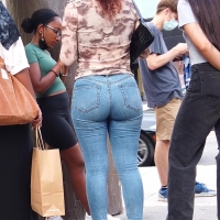 Big Latina booty in jeans