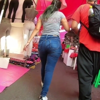 Latina in jeans
