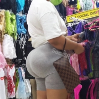 Huge ebony milf booty in shorts