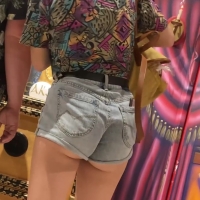 Pretty candid alt girl showing her ass cheeks in denim shorts fair2022#7.mp4-2022-11-05-07h50m44s127.jpg