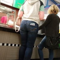 Sexy mall booty in jeans