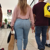 Fat booty Latina in jeans