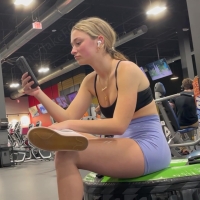 Blonde gym hottie