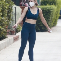 Kristen Bell paparazzi pictures showing her sexy booty in yoga pants Nylonwifelover - kristen bell yoga pants - 0009umrynefv-o.jpg