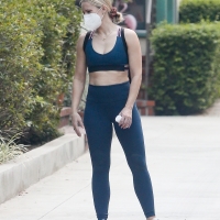 Kristen Bell paparazzi pictures showing her sexy booty in yoga pants Nylonwifelover - kristen bell yoga pants - 00021debqarv-o.jpg