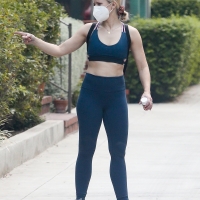 Kristen Bell paparazzi pictures showing her sexy booty in yoga pants Nylonwifelover - kristen bell yoga pants - 0011wzpi3arp-o.jpg