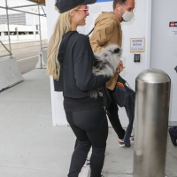 Paris Hilton in leggings with Carter Reum at the airport 02.jpg