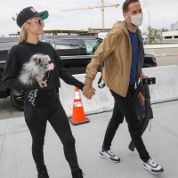 Paris Hilton in leggings with Carter Reum at the airport 01.jpg