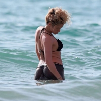Shakira hot images and paparazzi pics Shakira-Beach-Booty.jpg