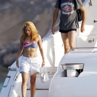 Shakira hot images and paparazzi pics 06.jpg