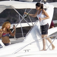 Shakira hot images and paparazzi pics 10.jpg