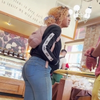 Candid big booty light skinned ebony babe in tight jeans thicklightskin.mp4-2022-12-04-13h27m47s090.jpg