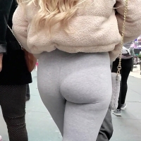 Candid NYC blonde babe with a sexy ass and vpl in tight grey leggings C&G231.mp4-2022-12-09-17h10m57s682.jpg