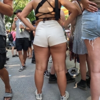 Candid festival girls in little shorts with a big booty Unsocute.mp4-2022-12-10-07h43m21s877.jpg