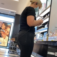 Hot candid blonde Sephora employee with a nice ass in tight jeans sephorababe2.mp4-2022-12-17-09h24m17s776.jpg