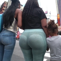 Sexy candid big booty ebony milf in Gymshark leggings C&G432.mp4-2022-12-20-13h24m10s067.jpg